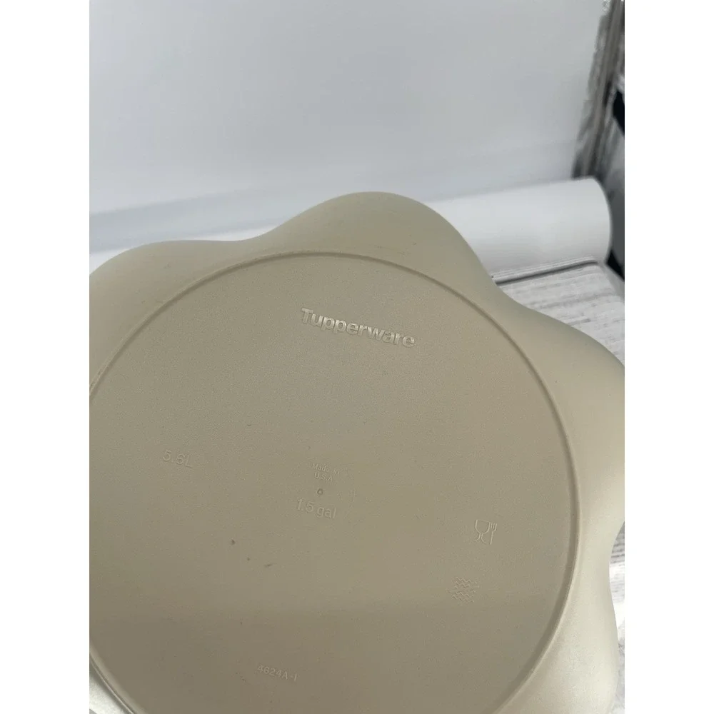 Tupperware‎ XL Flower Shape Chip Salad Dessert Bowl With Lid